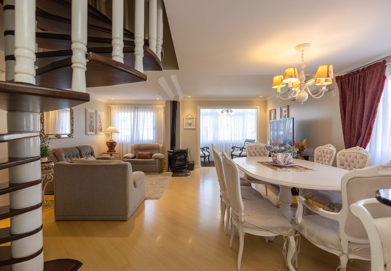 Apartamento em Gramado - DUPLEX, 4 suítes, 2 vagas no coração de Gramado