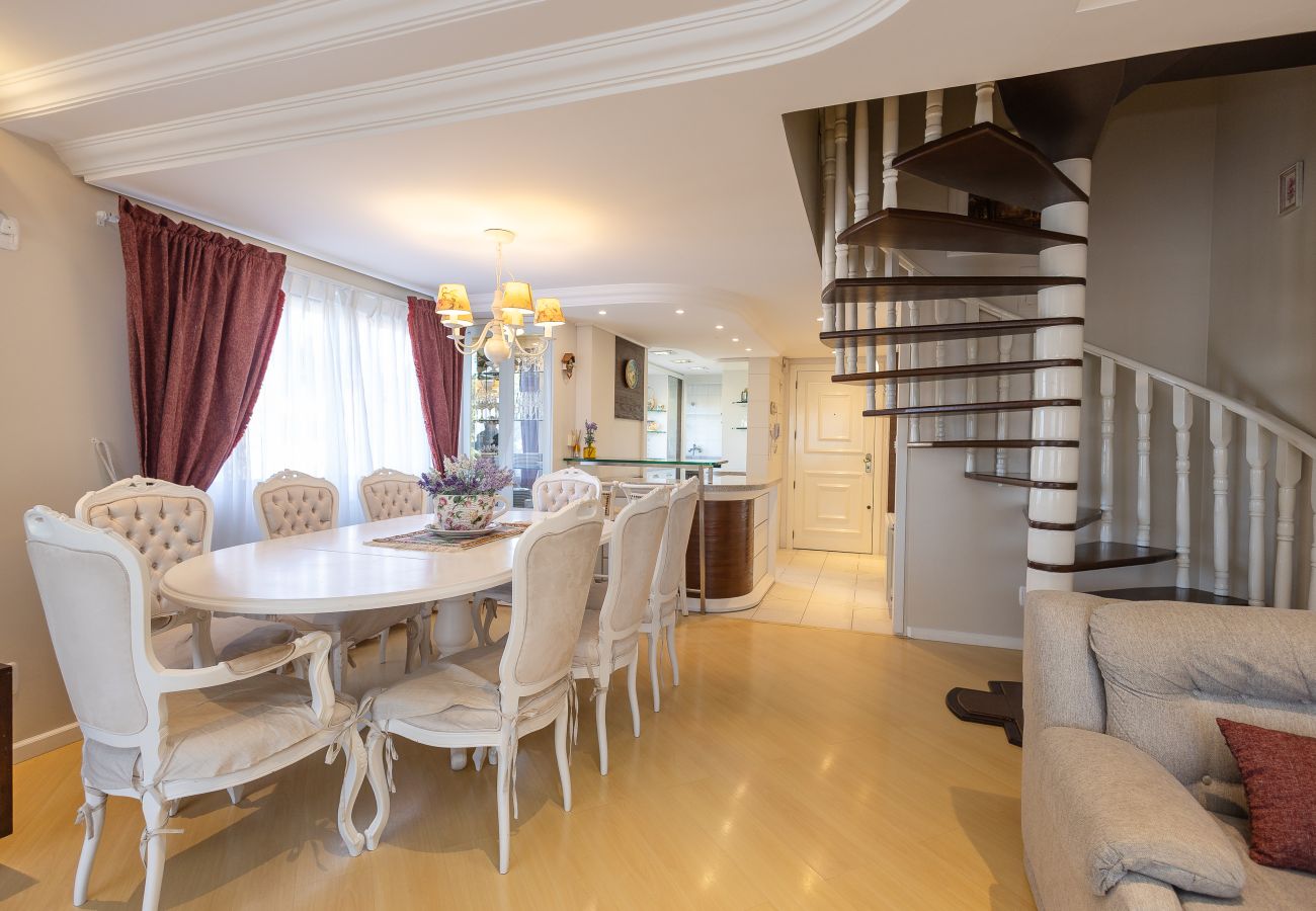 Apartamento em Gramado - DUPLEX, 4 suítes, 2 vagas no coração de Gramado