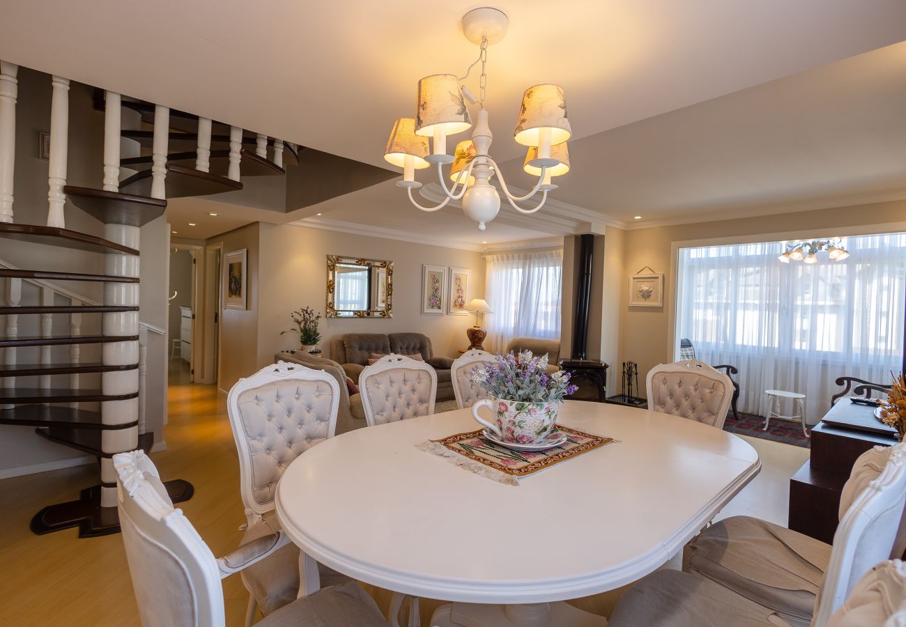 Apartamento em Gramado - DUPLEX, 4 suítes, 2 vagas no coração de Gramado