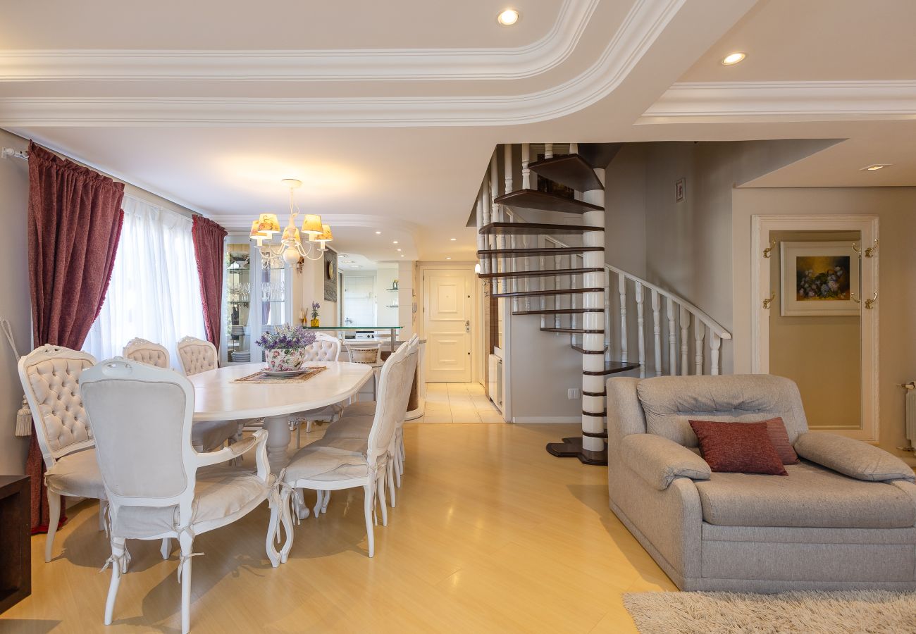 Apartamento em Gramado - DUPLEX, 4 suítes, 2 vagas no coração de Gramado