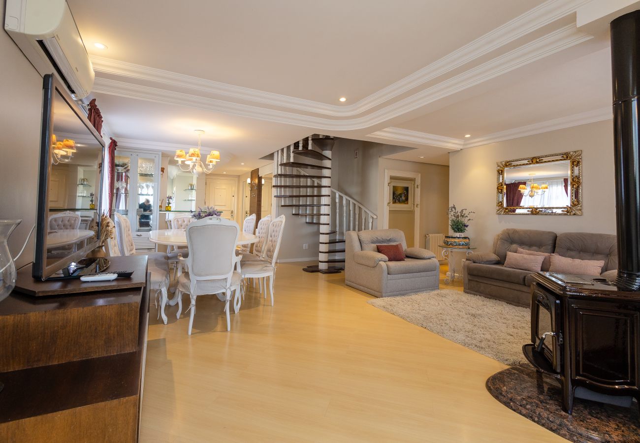 Apartamento em Gramado - DUPLEX, 4 suítes, 2 vagas no coração de Gramado