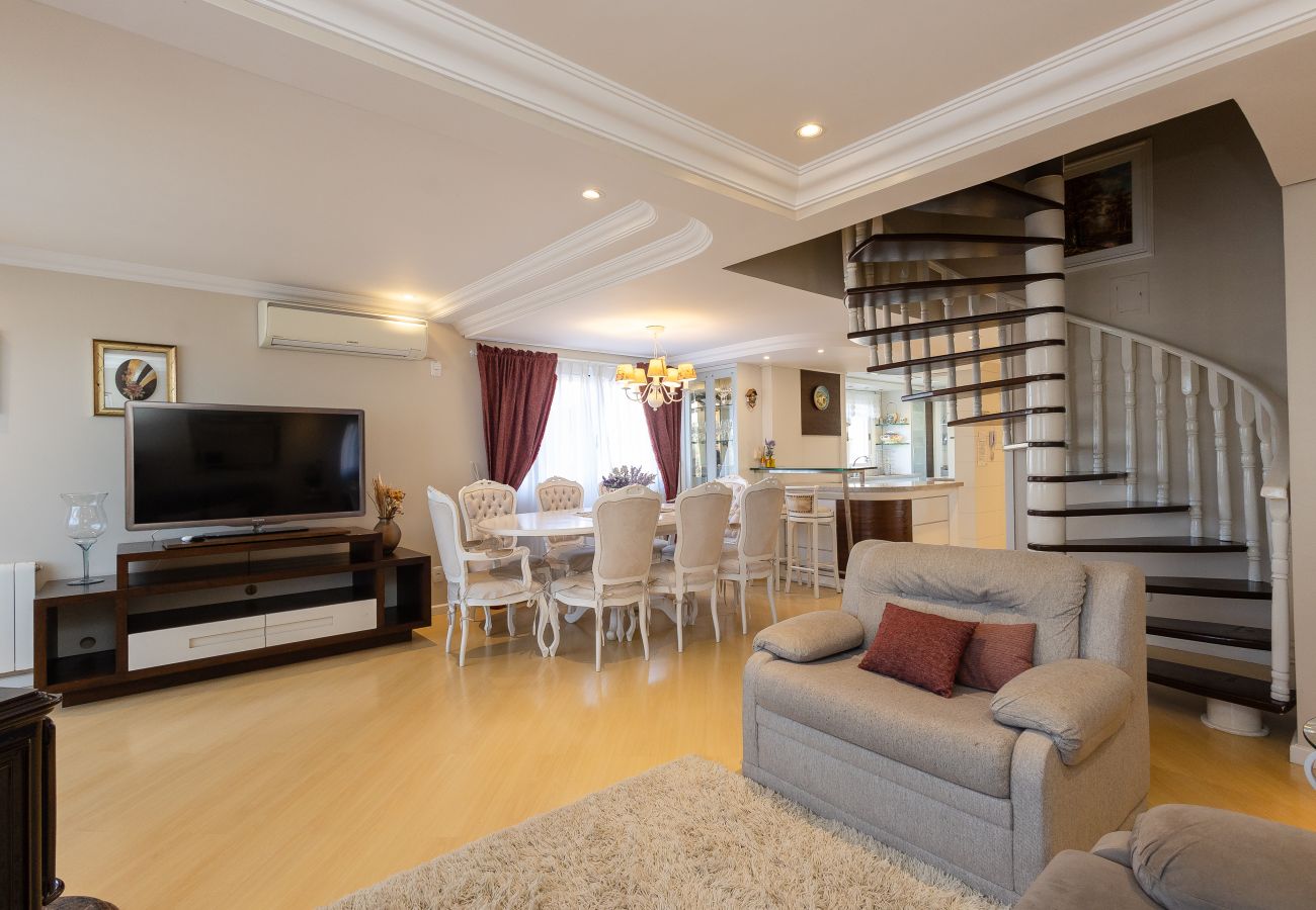 Apartamento em Gramado - DUPLEX, 4 suítes, 2 vagas no coração de Gramado