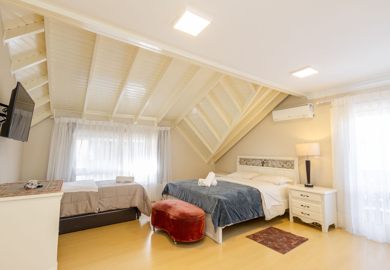 Apartamento em Gramado - DUPLEX, 4 suítes, 2 vagas no coração de Gramado