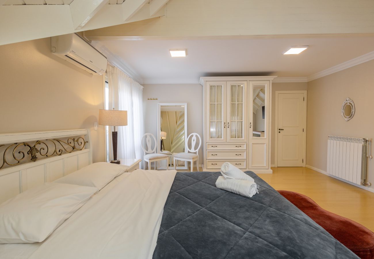 Apartamento em Gramado - DUPLEX, 4 suítes, 2 vagas no coração de Gramado