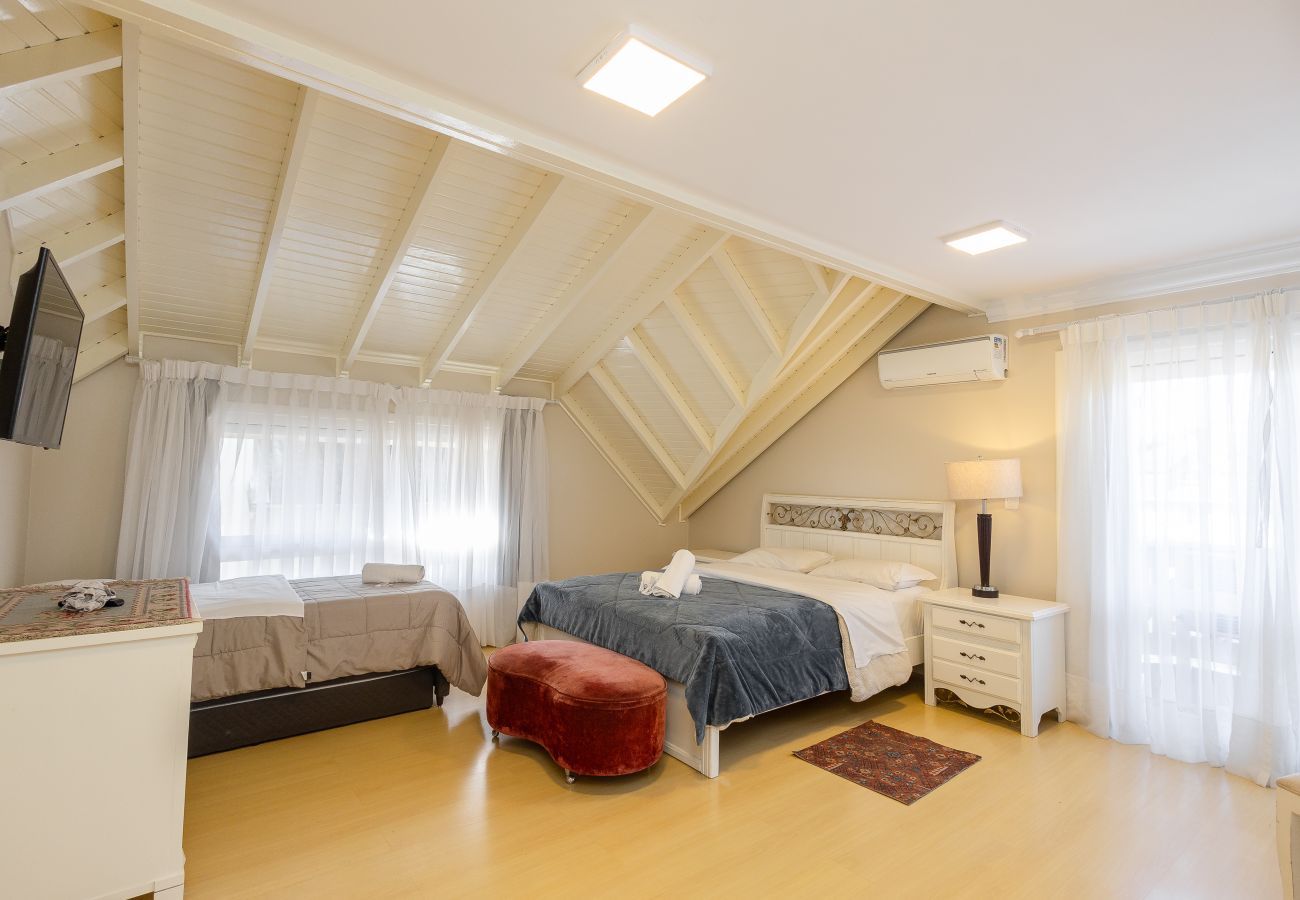 Apartamento em Gramado - DUPLEX, 4 suítes, 2 vagas no coração de Gramado