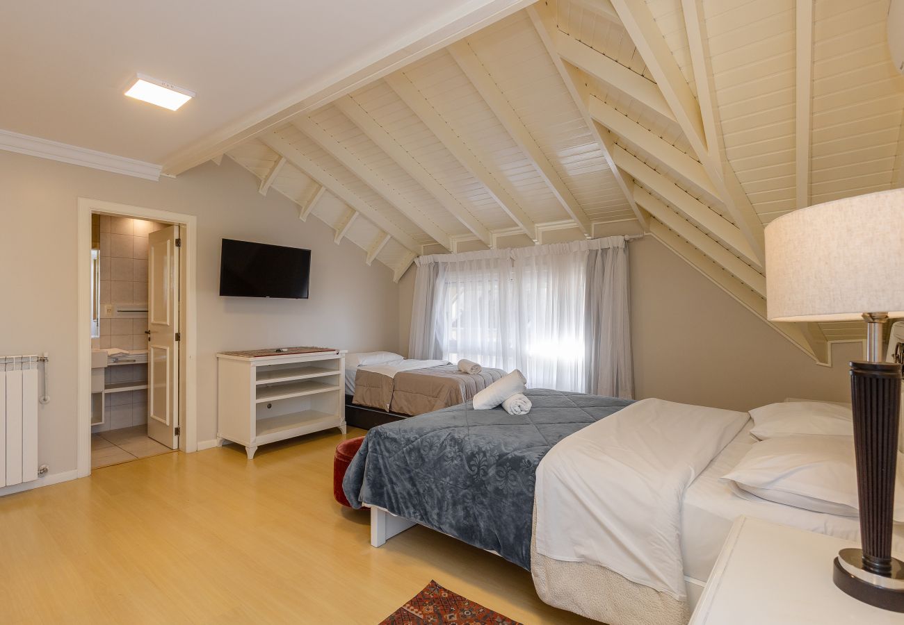 Apartamento em Gramado - DUPLEX, 4 suítes, 2 vagas no coração de Gramado