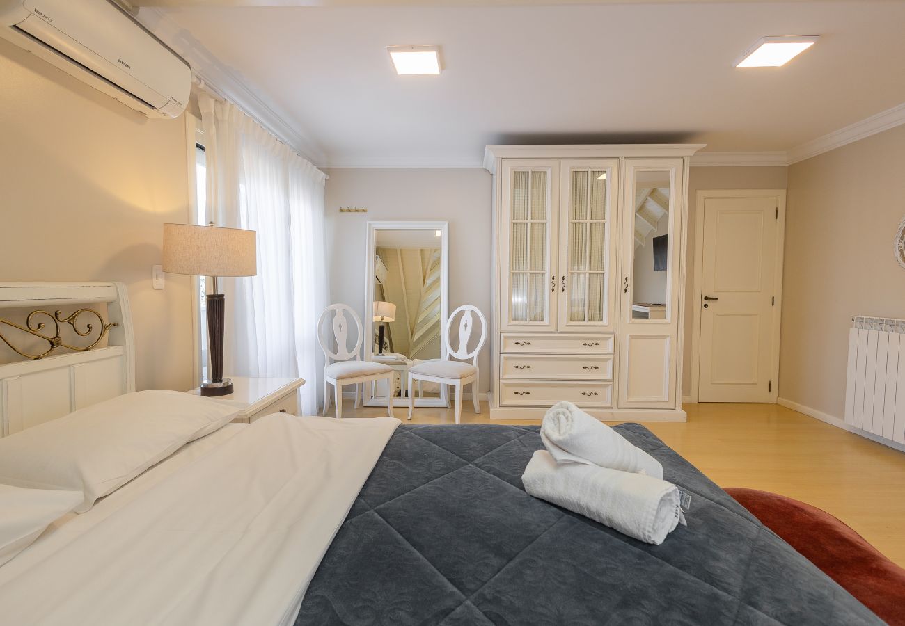 Apartamento em Gramado - DUPLEX, 4 suítes, 2 vagas no coração de Gramado