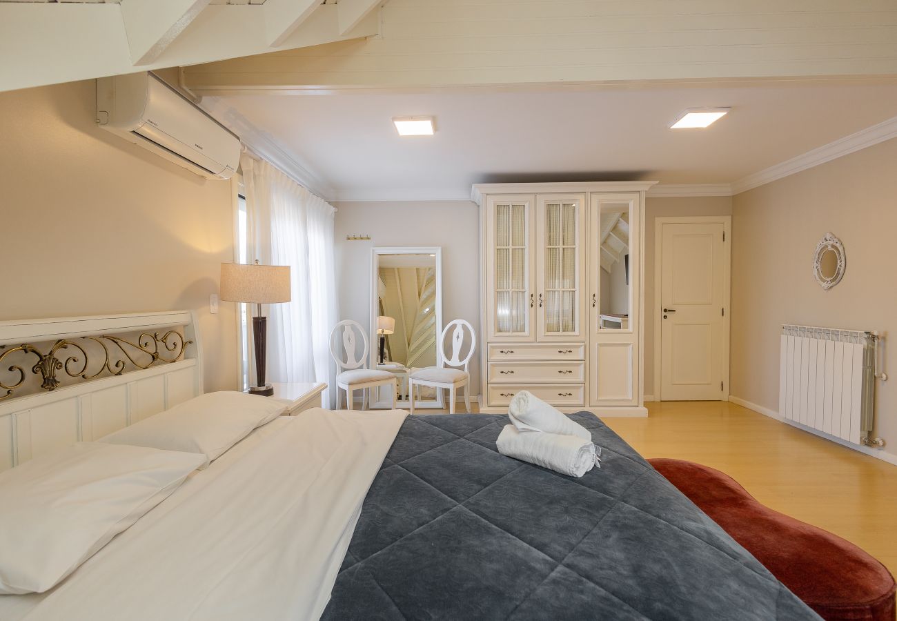Apartamento em Gramado - DUPLEX, 4 suítes, 2 vagas no coração de Gramado