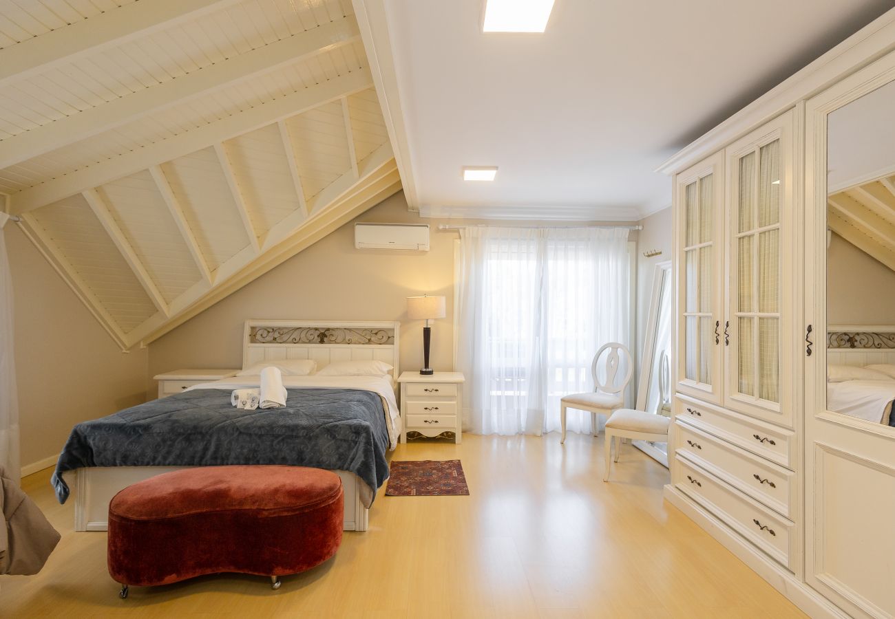 Apartamento em Gramado - DUPLEX, 4 suítes, 2 vagas no coração de Gramado