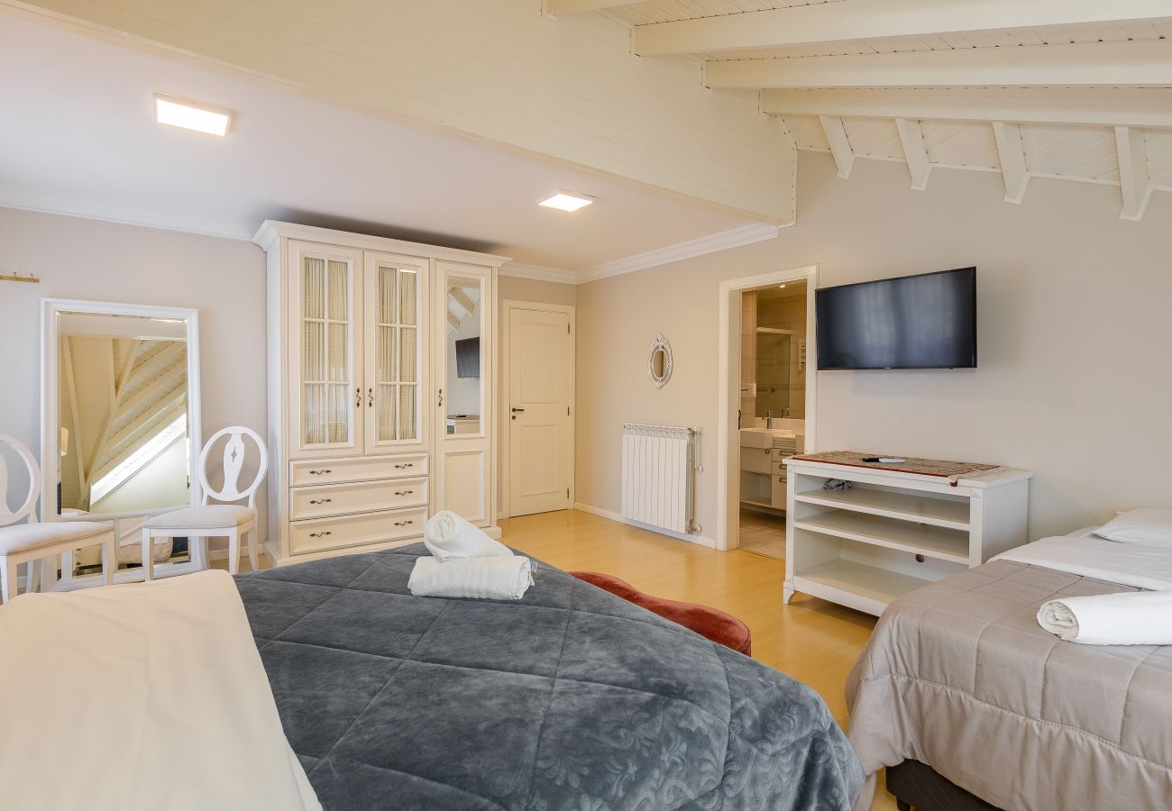 Apartamento em Gramado - DUPLEX, 4 suítes, 2 vagas no coração de Gramado