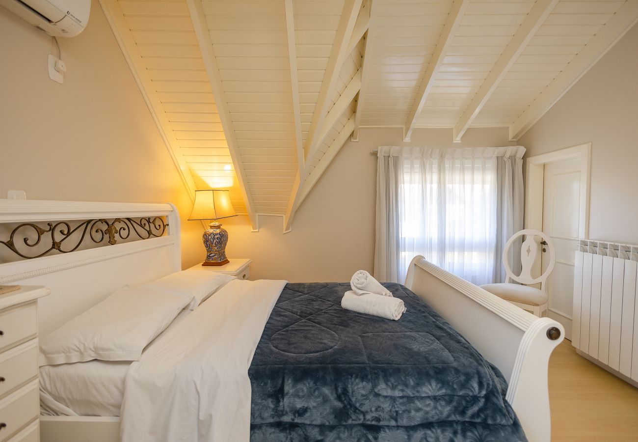 Apartamento em Gramado - DUPLEX, 4 suítes, 2 vagas no coração de Gramado