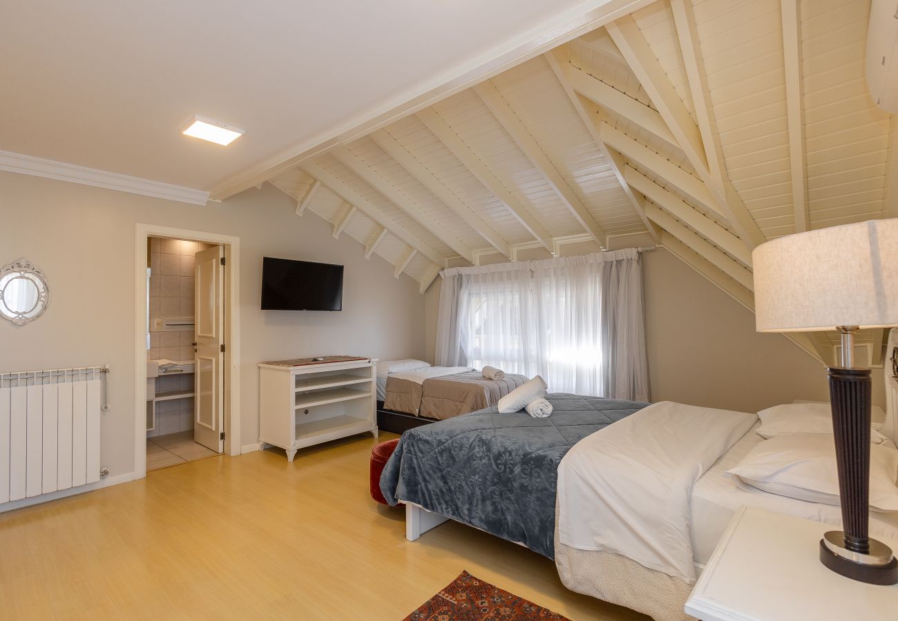 Apartamento em Gramado - DUPLEX, 4 suítes, 2 vagas no coração de Gramado