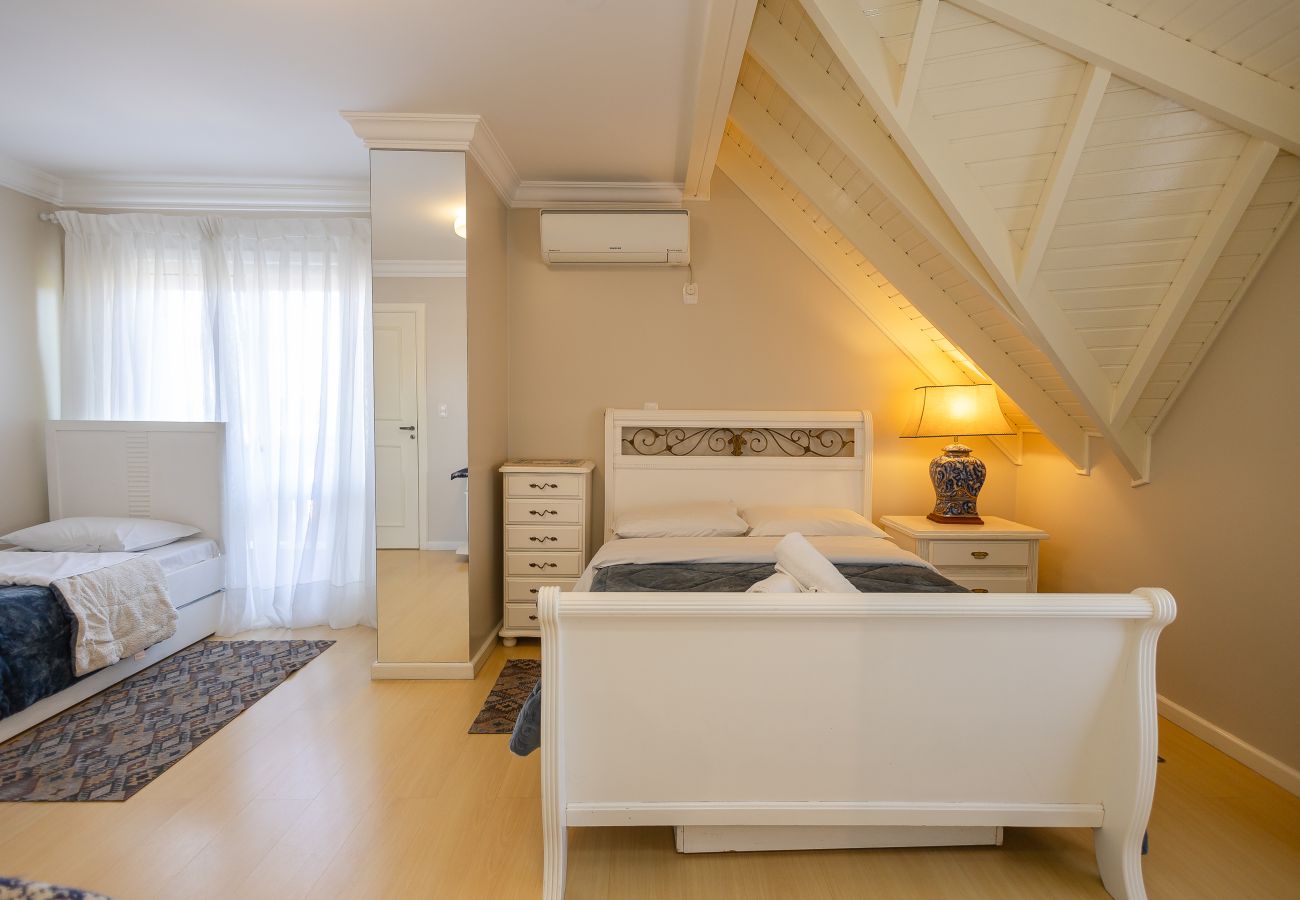 Apartamento em Gramado - DUPLEX, 4 suítes, 2 vagas no coração de Gramado