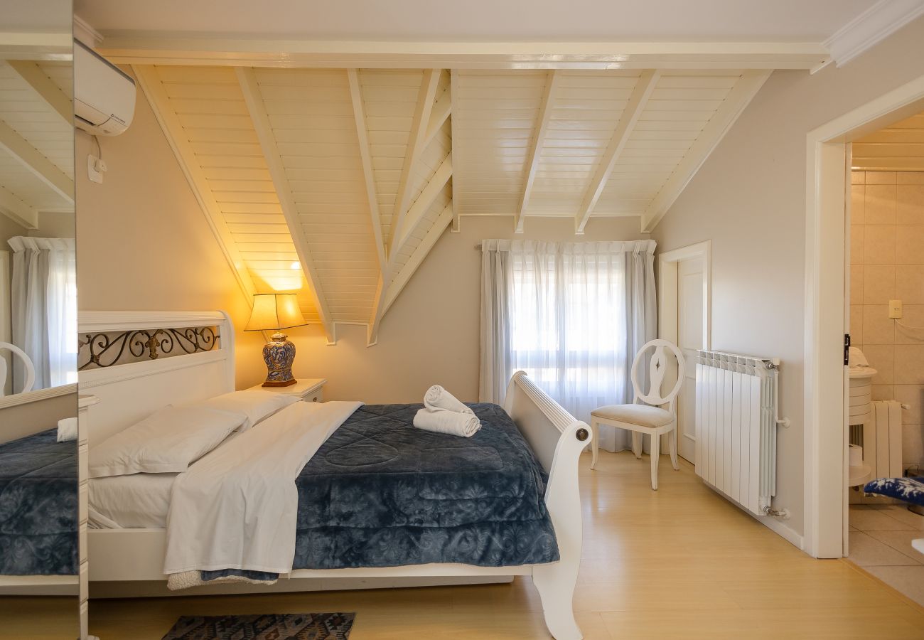 Apartamento em Gramado - DUPLEX, 4 suítes, 2 vagas no coração de Gramado