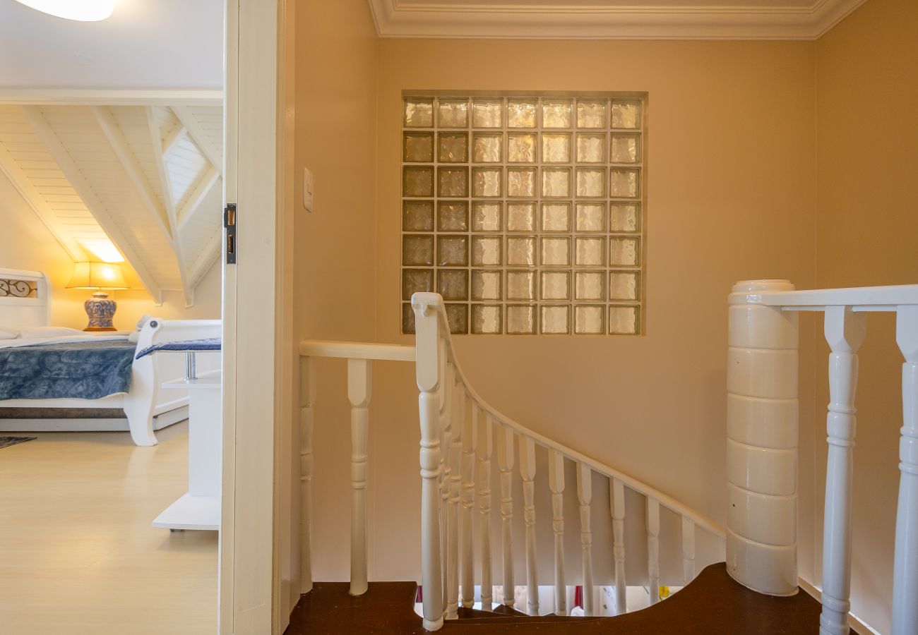 Apartamento em Gramado - DUPLEX, 4 suítes, 2 vagas no coração de Gramado