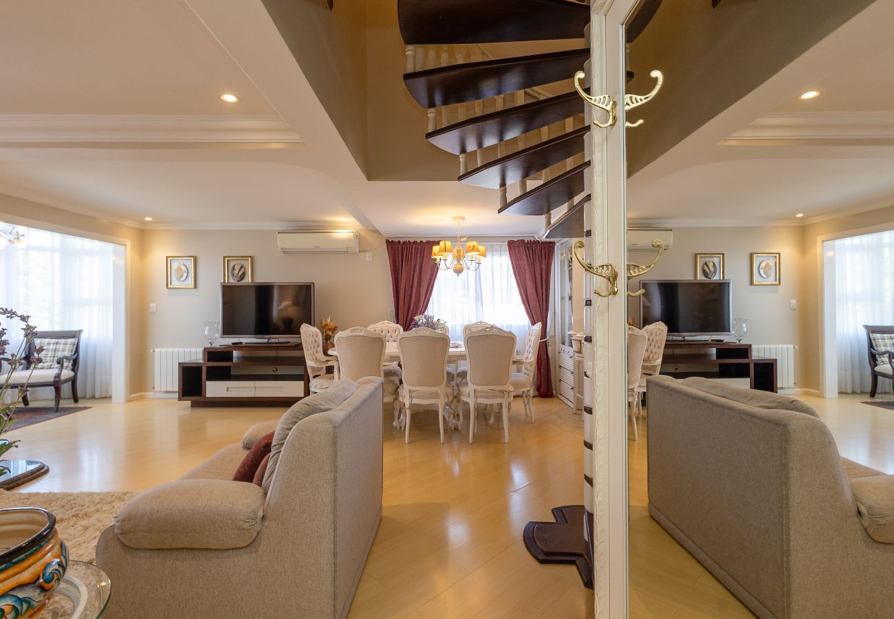Apartamento em Gramado - DUPLEX, 4 suítes, 2 vagas no coração de Gramado