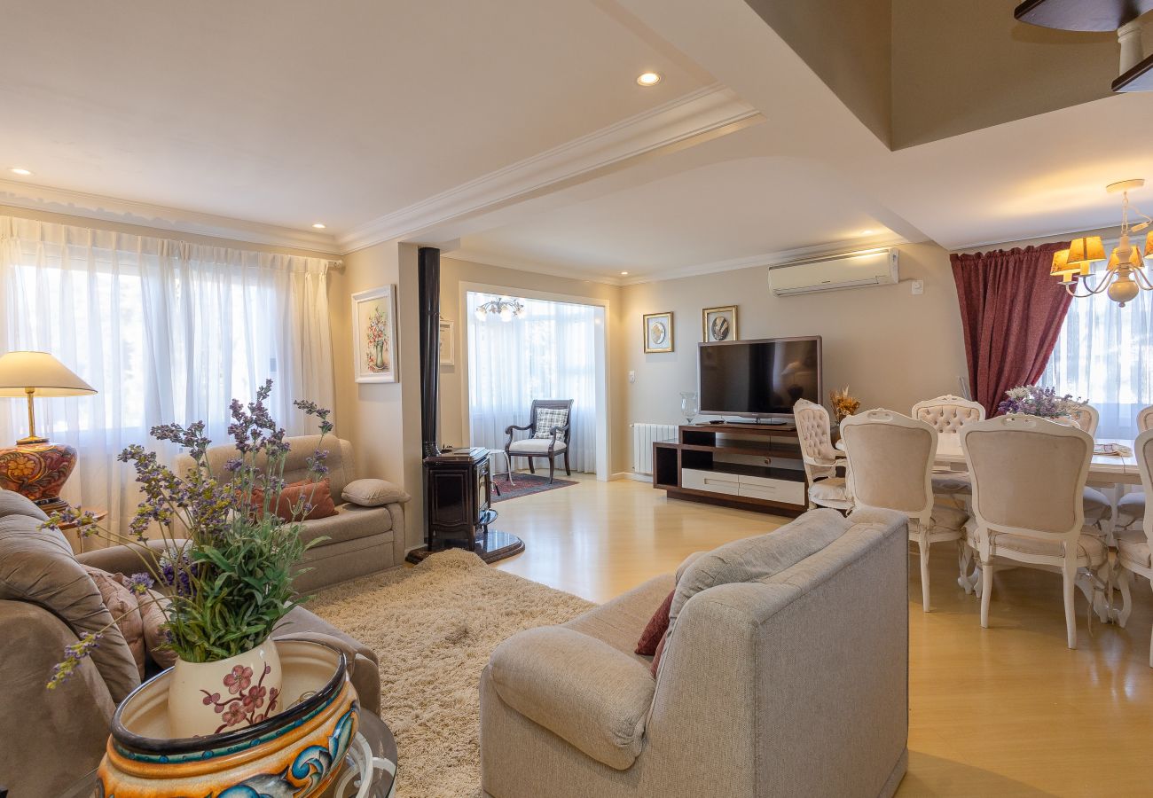 Apartamento em Gramado - DUPLEX, 4 suítes, 2 vagas no coração de Gramado
