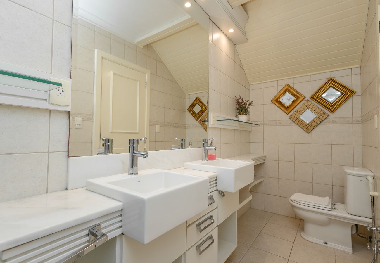 Apartamento em Gramado - DUPLEX, 4 suítes, 2 vagas no coração de Gramado