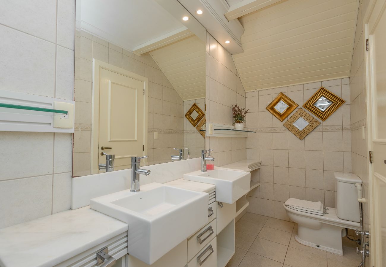 Apartamento em Gramado - DUPLEX, 4 suítes, 2 vagas no coração de Gramado