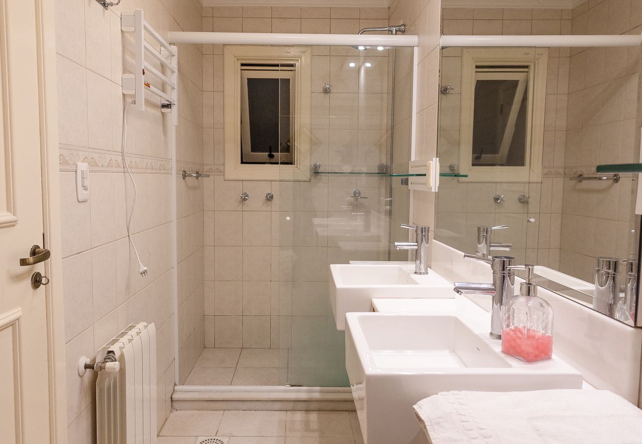 Apartamento em Gramado - DUPLEX, 4 suítes, 2 vagas no coração de Gramado