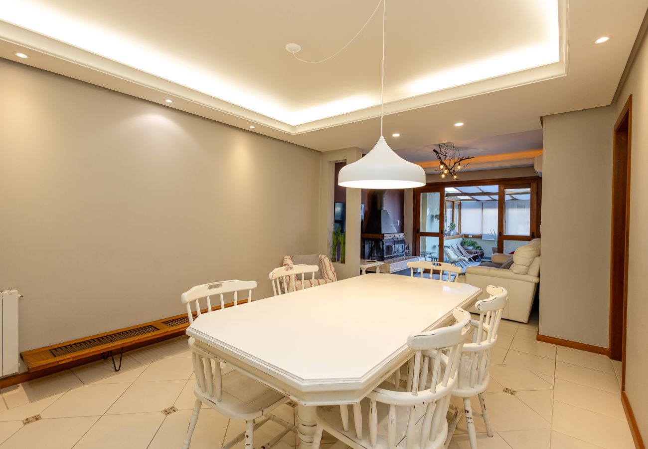 Apartamento em Gramado - Terraço gigante no coração de Gramado (4 dorm)!