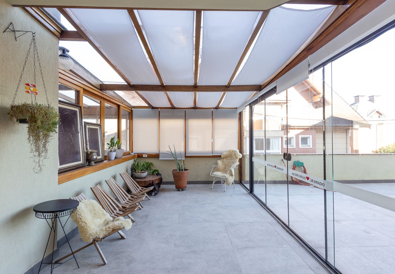 Apartamento em Gramado - Terraço gigante no coração de Gramado (4 dorm)!