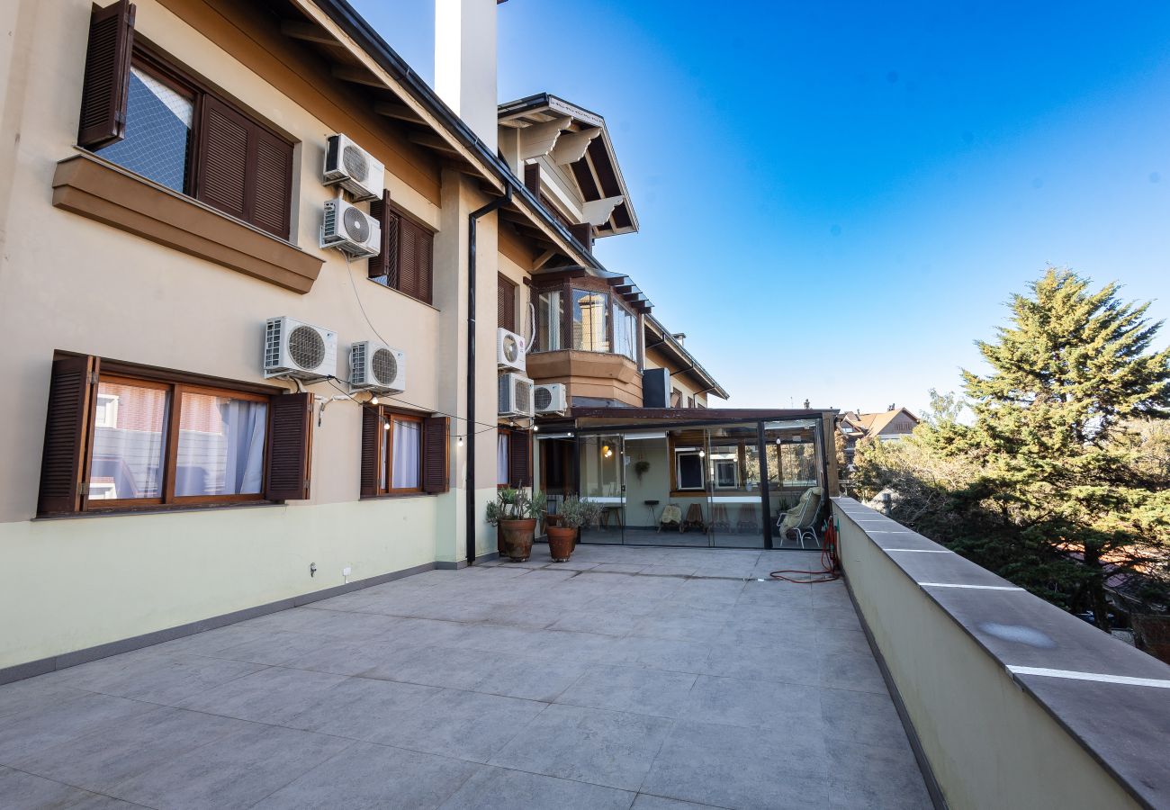 Apartamento em Gramado - Terraço gigante no coração de Gramado (4 dorm)!