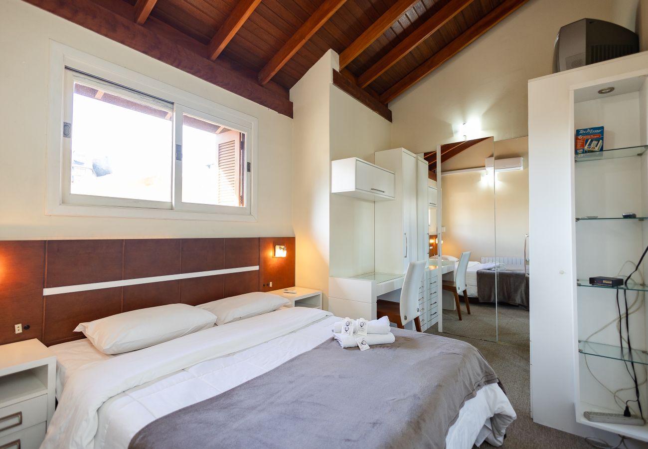 Apartamento em Gramado - Duplex 2D (2 banheiros) a 300m da Rua Coberta!