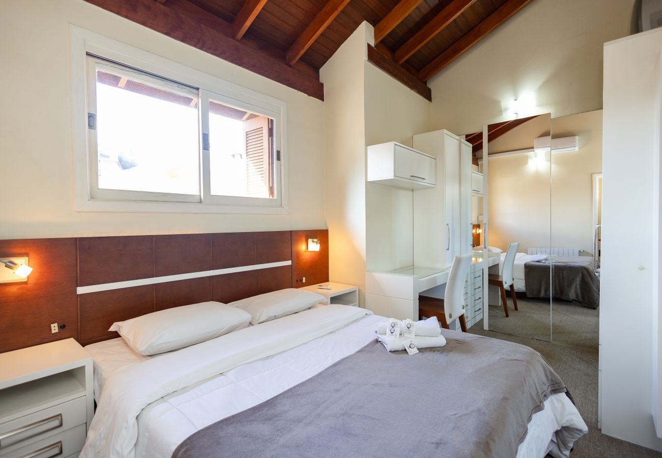 Apartamento em Gramado - Duplex 2D (2 banheiros) a 300m da Rua Coberta!