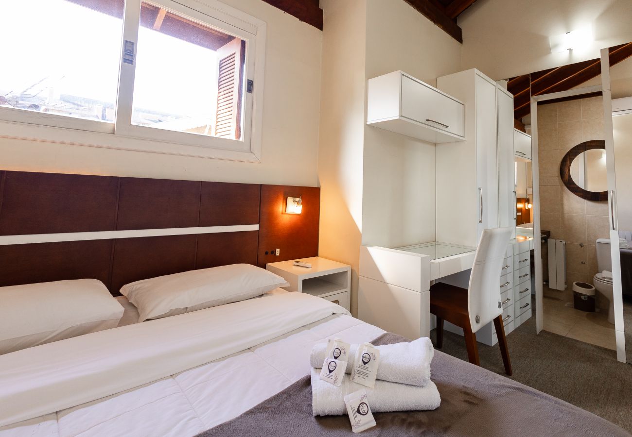 Apartamento em Gramado - Duplex 2D (2 banheiros) a 300m da Rua Coberta!