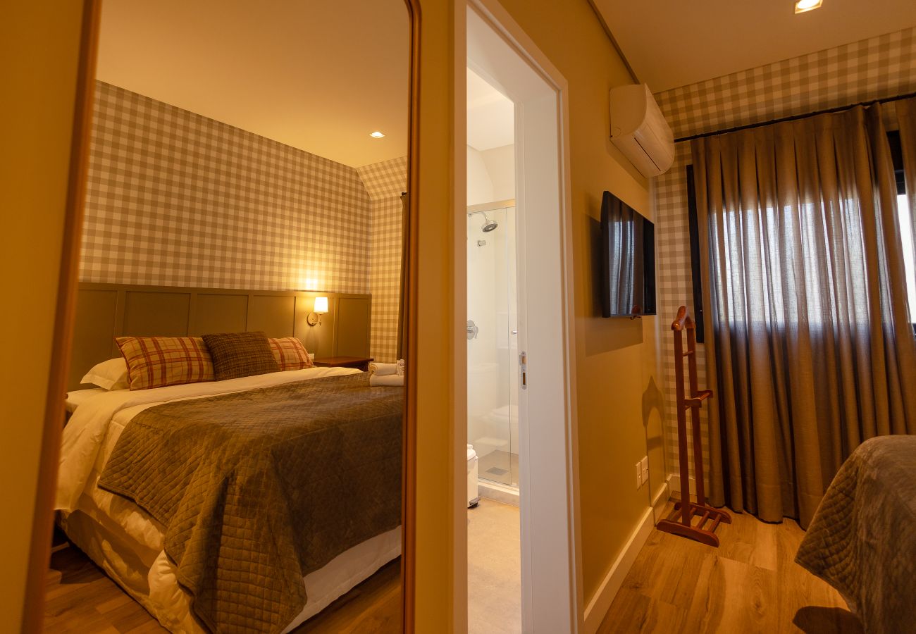 Apartamento em Gramado - Luxuoso apartamento no centro, a 400m da Rua Coberta