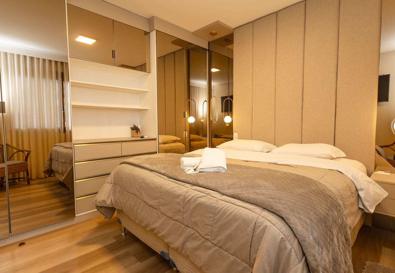 Apartamento em Gramado - NOVO! Duplex 4D (3 suites) a 600m da Rua Coberta