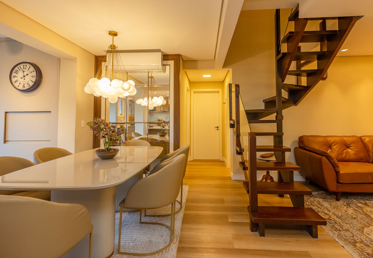 Apartamento em Gramado - NOVO! Duplex 4D (3 suites) a 600m da Rua Coberta