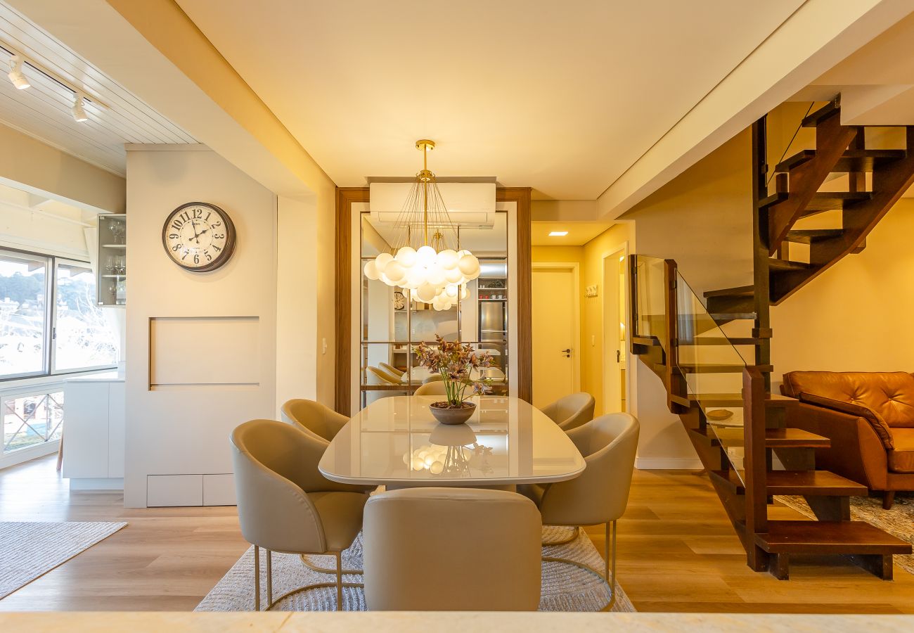 Apartamento em Gramado - NOVO! Duplex 4D (3 suites) a 600m da Rua Coberta