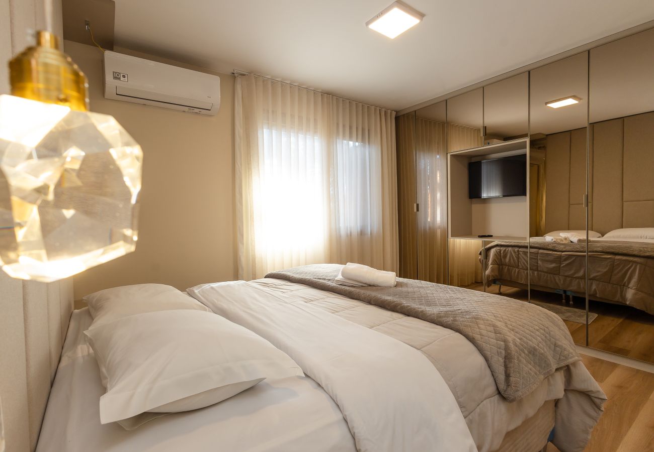 Apartamento em Gramado - NOVO! Duplex 4D (3 suites) a 600m da Rua Coberta
