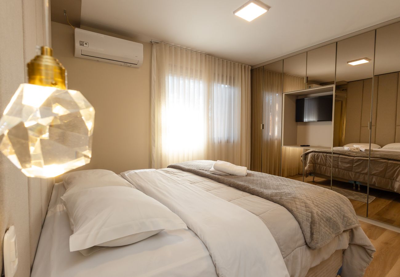 Apartamento em Gramado - NOVO! Duplex 4D (3 suites) a 600m da Rua Coberta