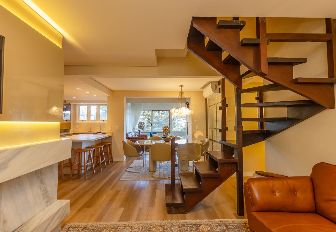 Apartamento em Gramado - NOVO! Duplex 4D (3 suites) a 600m da Rua Coberta