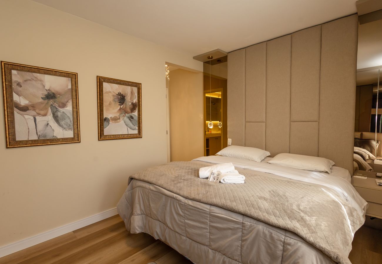 Apartamento em Gramado - NOVO! Duplex 4D (3 suites) a 600m da Rua Coberta