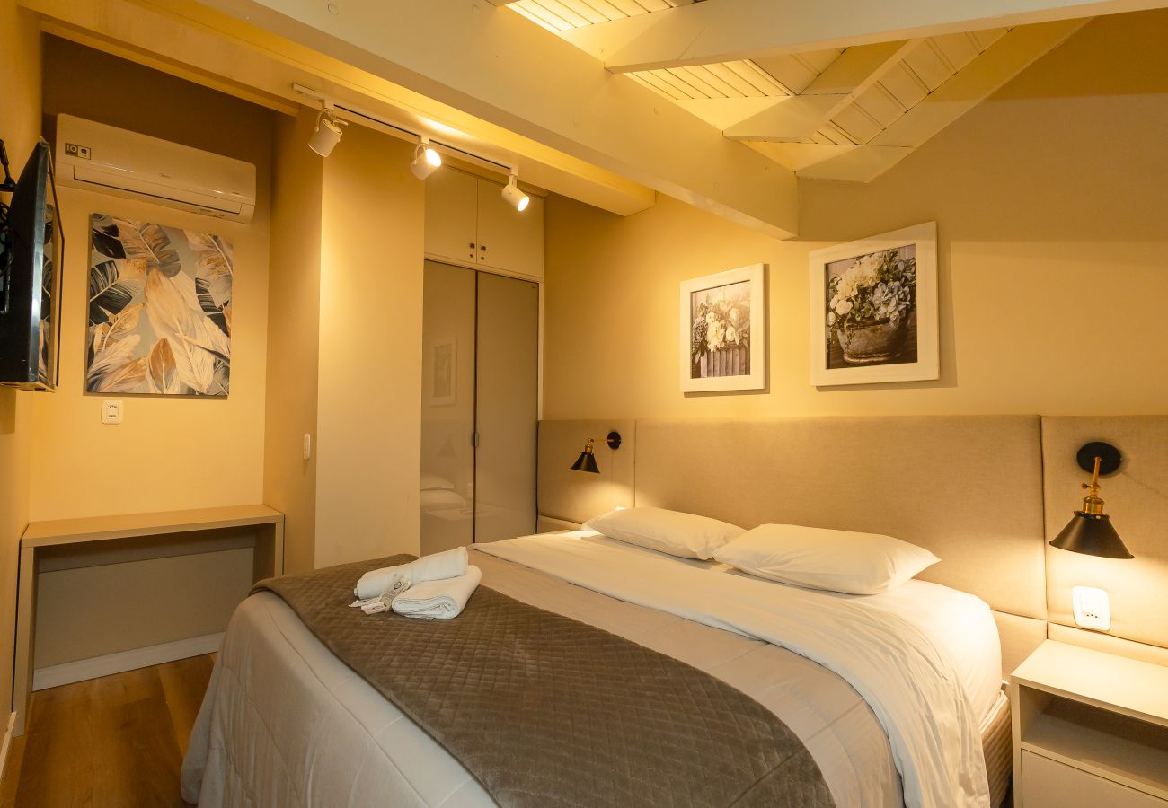 Apartamento em Gramado - NOVO! Duplex 4D (3 suites) a 600m da Rua Coberta