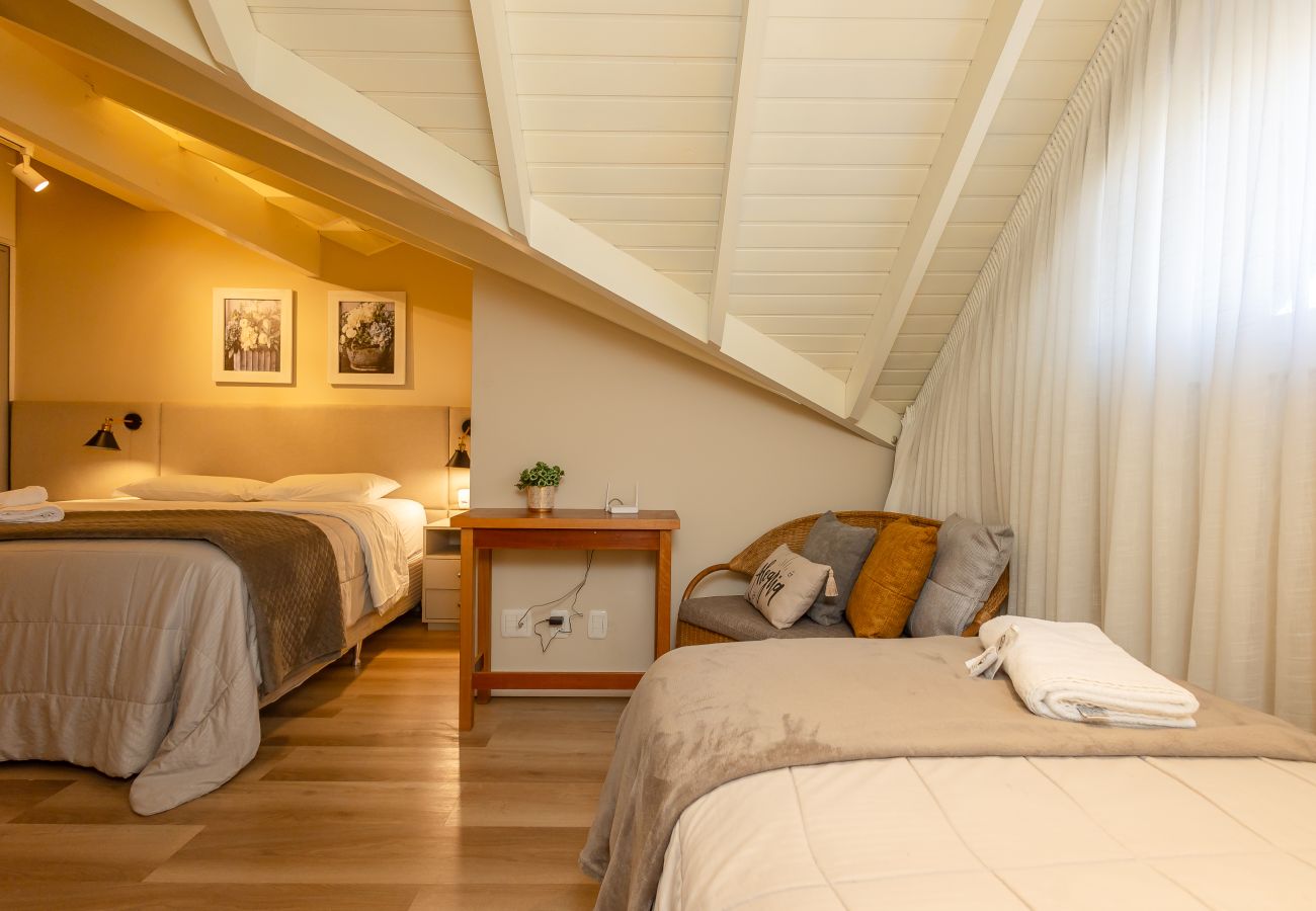 Apartamento em Gramado - NOVO! Duplex 4D (3 suites) a 600m da Rua Coberta
