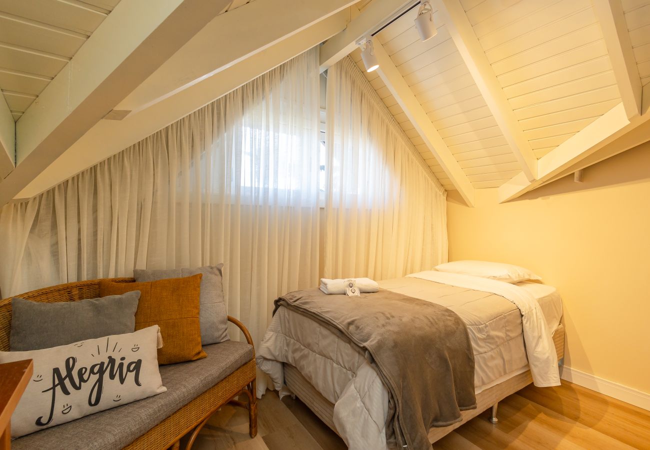 Apartamento em Gramado - NOVO! Duplex 4D (3 suites) a 600m da Rua Coberta