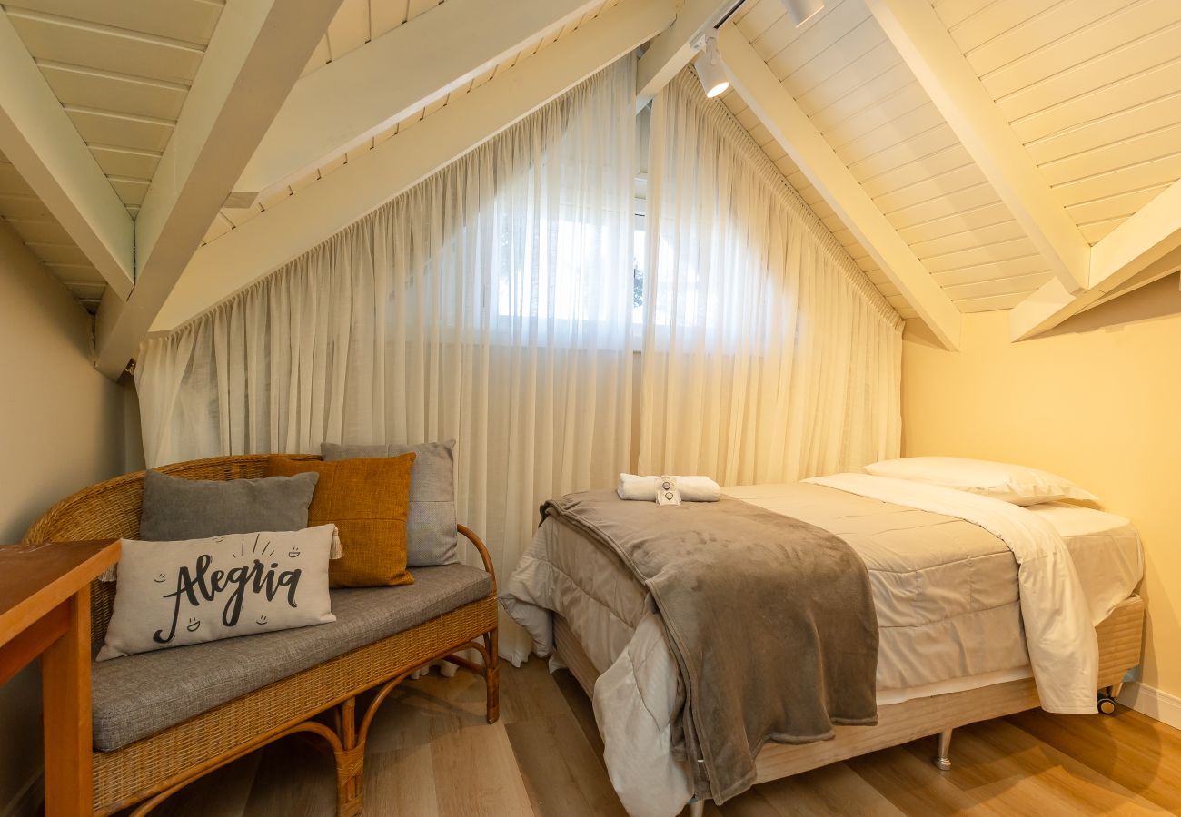 Apartamento em Gramado - NOVO! Duplex 4D (3 suites) a 600m da Rua Coberta