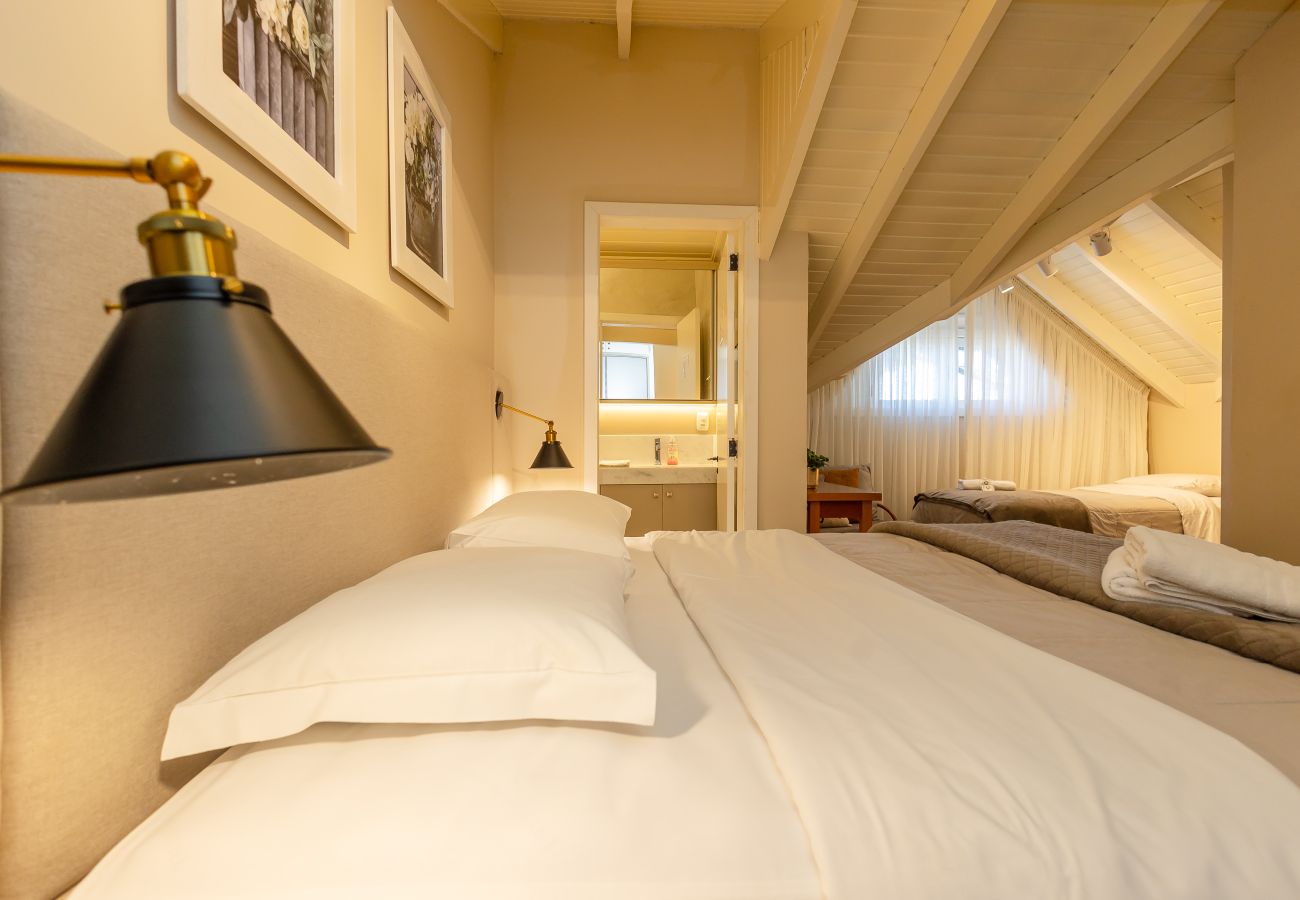 Apartamento em Gramado - NOVO! Duplex 4D (3 suites) a 600m da Rua Coberta