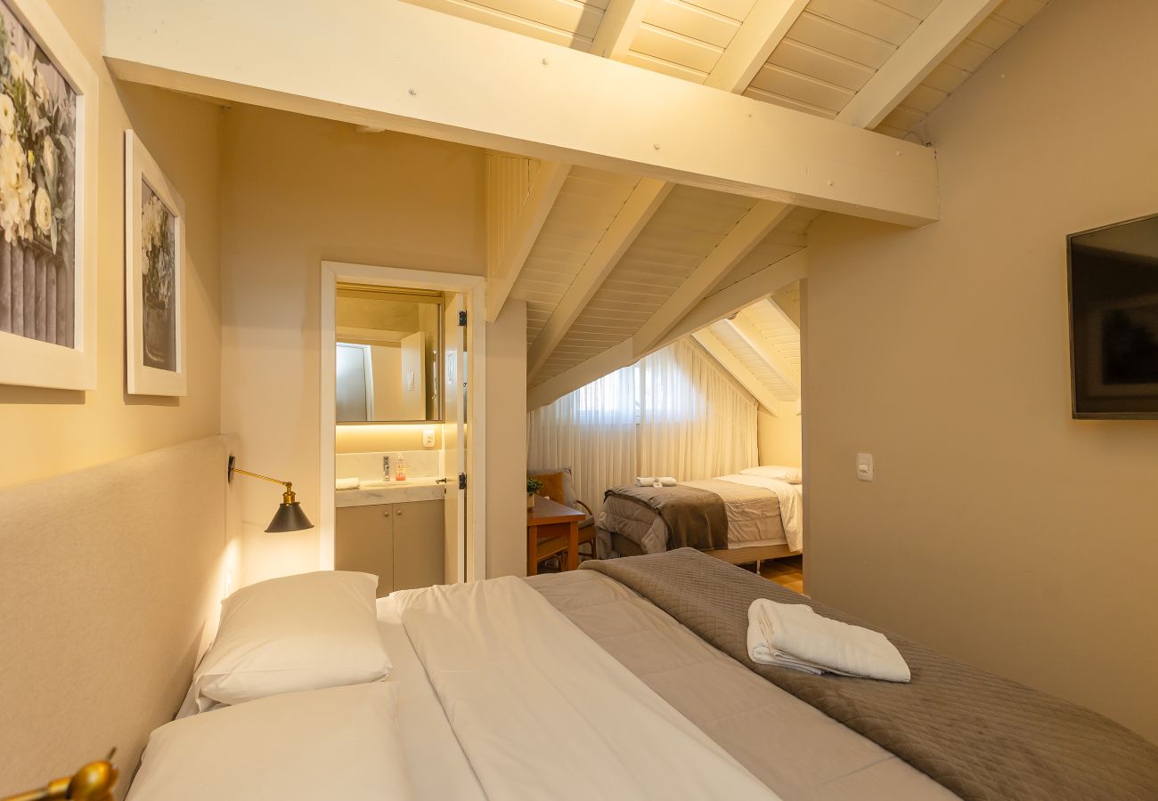 Apartamento em Gramado - NOVO! Duplex 4D (3 suites) a 600m da Rua Coberta