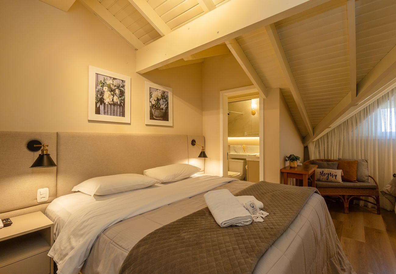 Apartamento em Gramado - NOVO! Duplex 4D (3 suites) a 600m da Rua Coberta