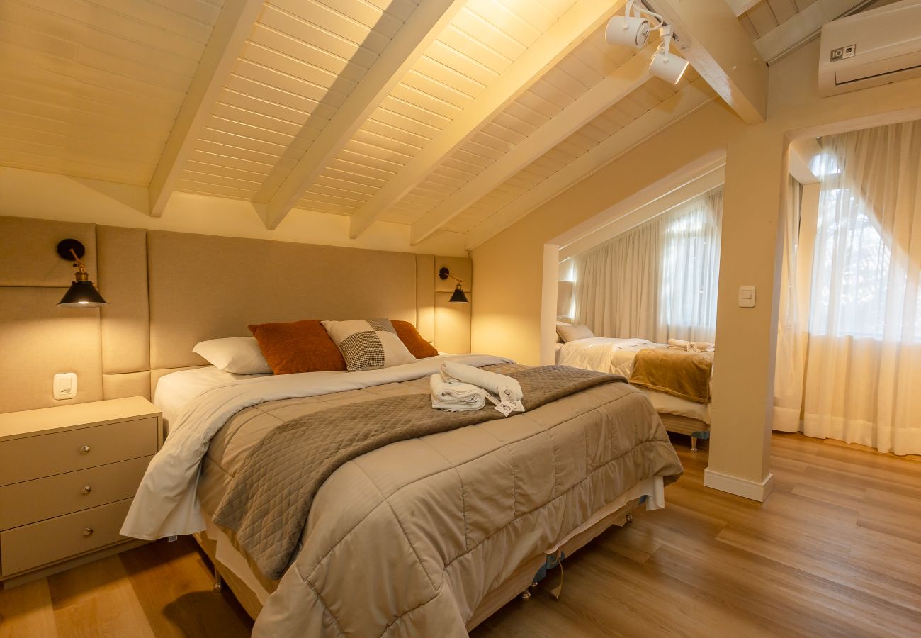 Apartamento em Gramado - NOVO! Duplex 4D (3 suites) a 600m da Rua Coberta