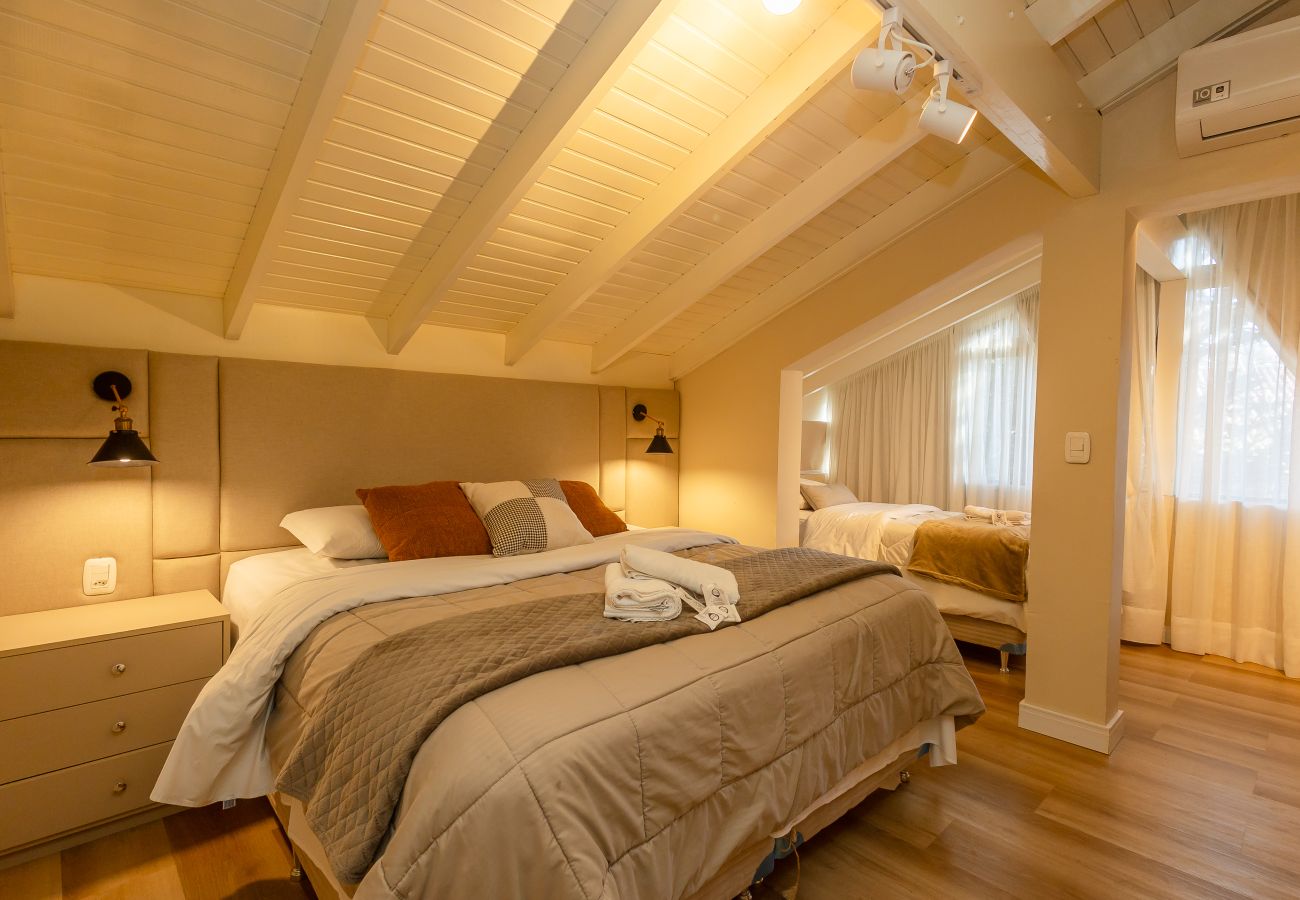 Apartamento em Gramado - NOVO! Duplex 4D (3 suites) a 600m da Rua Coberta