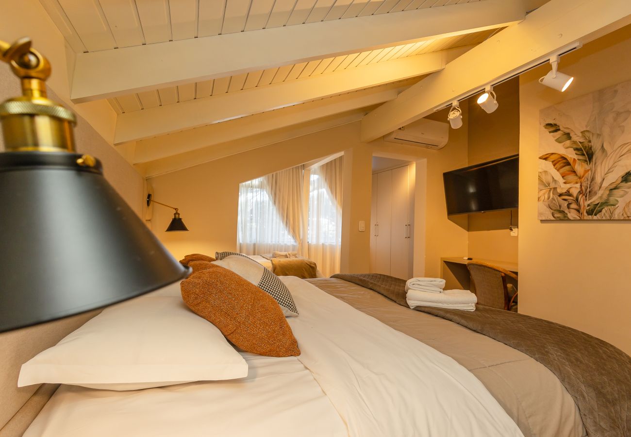 Apartamento em Gramado - NOVO! Duplex 4D (3 suites) a 600m da Rua Coberta