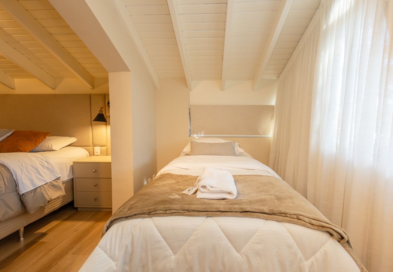 Apartamento em Gramado - NOVO! Duplex 4D (3 suites) a 600m da Rua Coberta