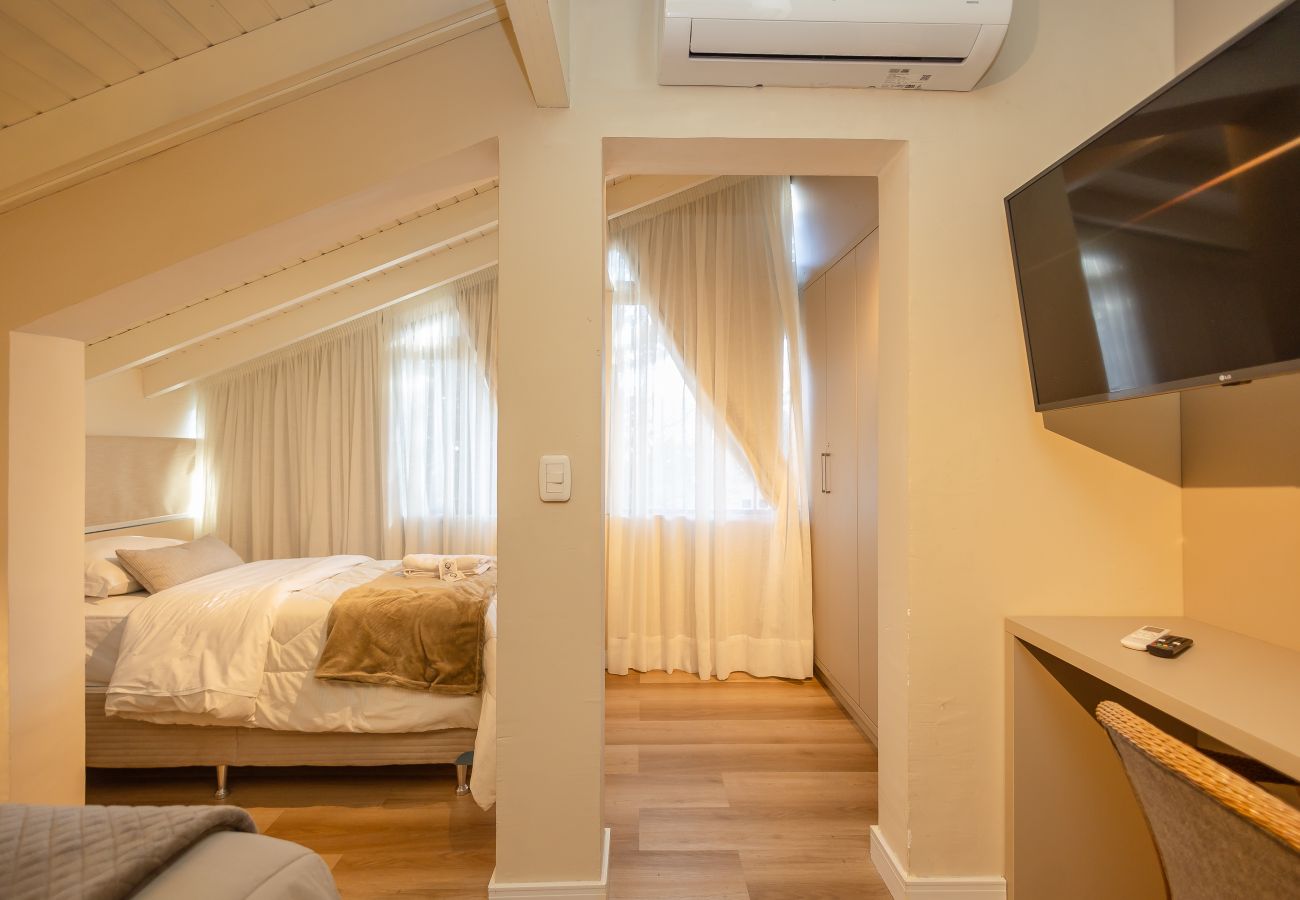 Apartamento em Gramado - NOVO! Duplex 4D (3 suites) a 600m da Rua Coberta